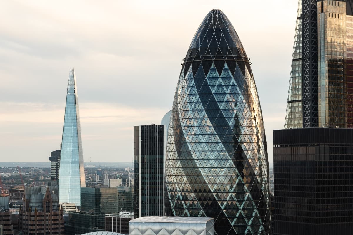 Difference Between Trade Associations & Chambers of Commerce